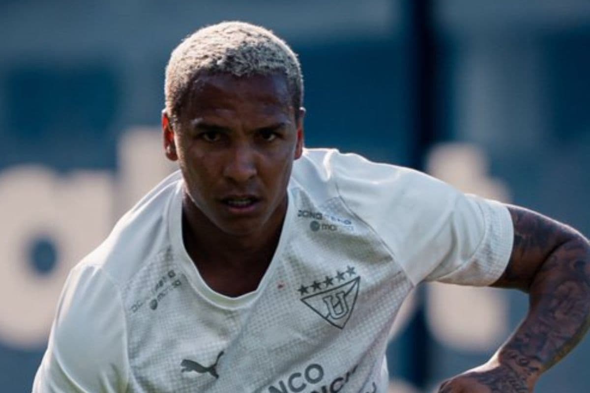 Liga de Quito y Barcelona SC se enfrentan en un duelo decisivo por la clasificacion Liga de Quito y Barcelona SC se enfrentan en un duelo decisivo por la clasificacion